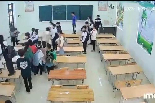 Vụ cô giáo bị nhiều học sinh nhốt, ném dép: Xuất hiện thêm clip cô giáo cầm giày đuổi cả lớp chạy tán loạn