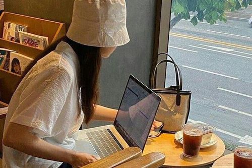Lương thưởng giảm mạnh, tiêu thế nào để Tết vẫn vui?