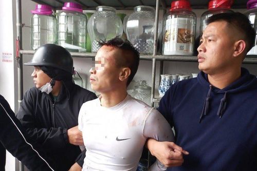 Khống chế kẻ 'ngáo đá' cố thủ 1 ngày trên nóc nhà