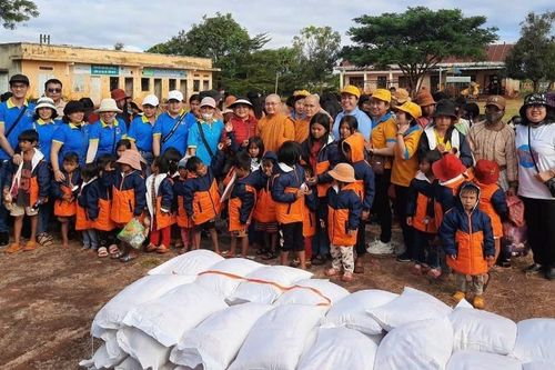 Tặng quà, áo ấm cho người khuyết tật và học sinh nghèo, khó khăn