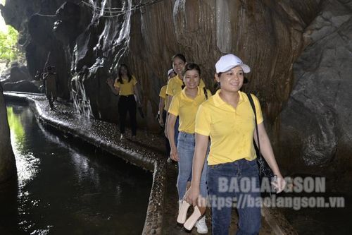 Từng bước đánh thức tiềm năng du lịch hang động
