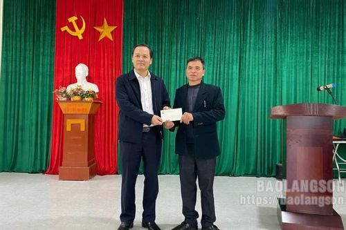 Đồng chí Trưởng Ban Tuyên giáo Tỉnh ủy dự sinh hoạt với Chi bộ thôn Tiên Đáo, xã Long Đống, huyện Bắc Sơn