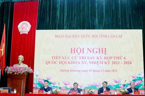 Đồng chí Chủ nhiệm Ủy ban Kiểm tra Trung ương Trần Cẩm Tú tiếp xúc cử tri tại huyện Mường Khương