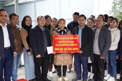 Trao gần 100 triệu đồng cho gia đình bị cháy nhà tại thôn Pha Long 2, xã Pha Long