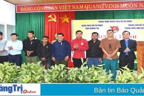 Trao tặng mô hình sinh kế cho 105 hộ đoàn viên thanh niên nghèo, cận nghèo