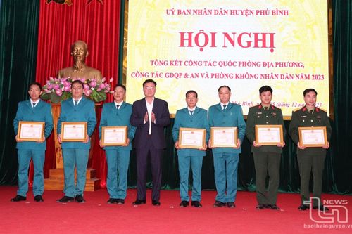 Khen thưởng nhiều tập thể, cá nhân trong công tác quốc phòng địa phương