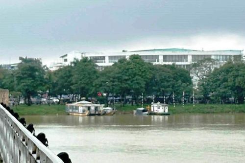 Trên bến, dưới thuyền