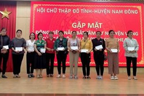 Trao 90 suất quà hỗ trợ tiểu thương chợ Khe Tre