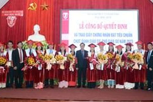 Bốn nhà giáo đạt chức danh phó giáo sư trước tuổi 40