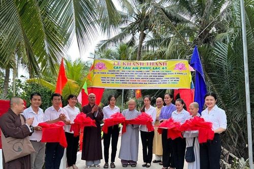 Bến Tre: Ban Từ thiện xã hội Phật giáo tỉnh và Hội từ thiện chùa Linh Phước khánh thành cầu