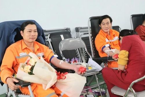 Quảng Bình: Hàng trăm cán bộ, nhân viên ngành điện tham gia hiến máu