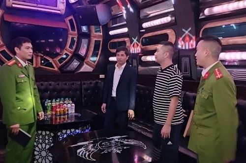 Quán karaoke ngoài cửa đóng then cài, trong vẫn 'bung lụa'