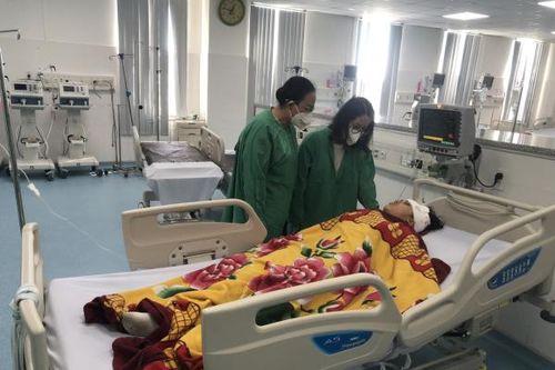 Nam sinh lớp 7 cầm kéo đâm bạn nữ cùng lớp nguy kịch rồi định nhảy lầu tự tử