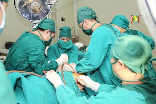 Cứu nam thanh niên bị thanh sắt đâm xuyên vùng bẹn