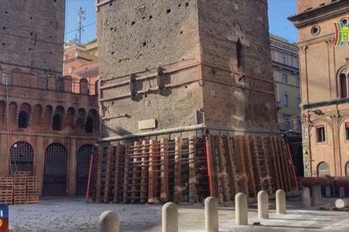 Italia khôi phục tháp nghiêng Bologna