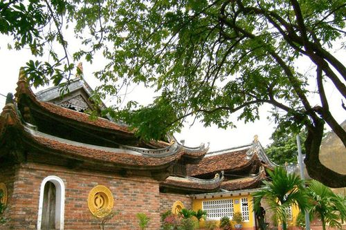 Hồ Tây thấp thoáng mái chùa