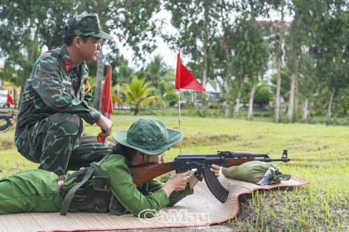 Học sinh luyện rèn kỹ năng quân sự