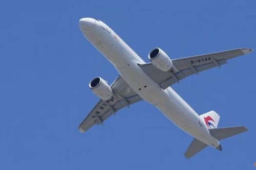 Máy bay chở khách Trung Quốc tự sản xuất lần đầu bay ra ngoài đại lục