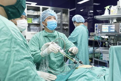 Gia đình người nước ngoài đưa con sang Việt Nam nhờ bác sĩ phẫu thuật
