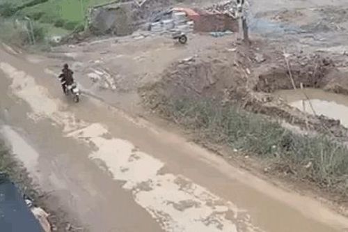 Tranh cãi nguyên nhân vụ tai nạn giữa xe máy và xe tải khiến hai người thương vong