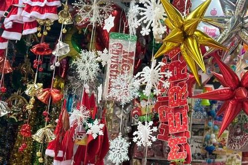 Không khí Noel 2023 tràn về trên khắp phố Hàng Mã, Hà Nội