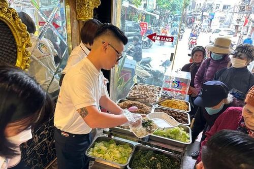 Ấm áp hàng trăm phần cơm thiện nguyện giá 1.000 đồng