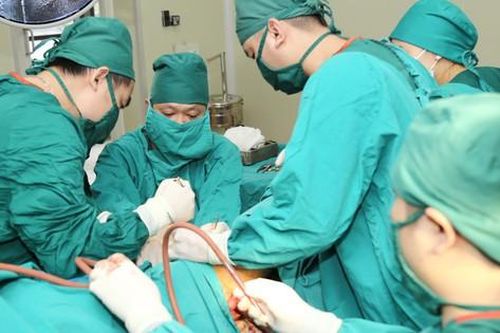 Kinh khủng thanh sắt dài 40 cm đâm xuyên bẹn thanh niên 34 tuổi