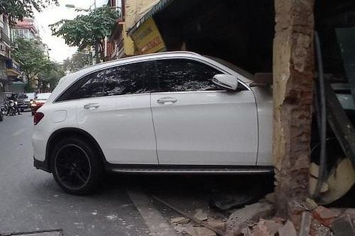 Phân tích pháp lý vụ xe Mercedes đâm nhà dân ở phố Hàng Bạc
