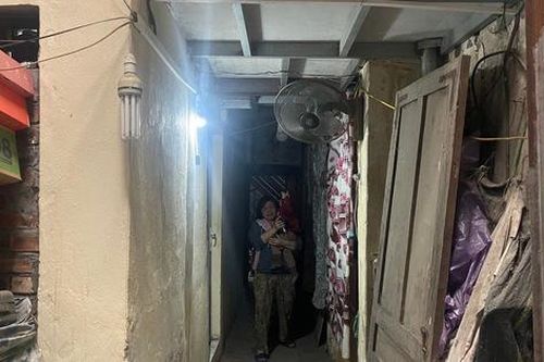 Cận cảnh bên trong ngôi nhà cổ trên phố Hàng Bạc bị ô tô đâm sập mặt tiền