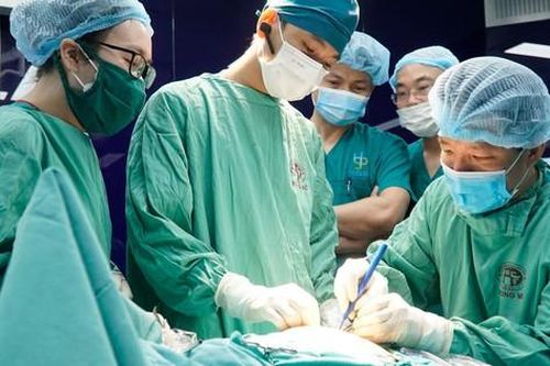 Vợ chồng người Úc mang con gái đến Việt Nam phẫu thuật bệnh nặng