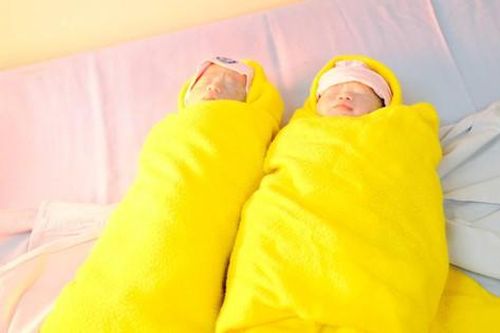 Người mẹ ung thư vú di căn, vỡ òa hạnh phúc nghe 2 con khóc chào đời