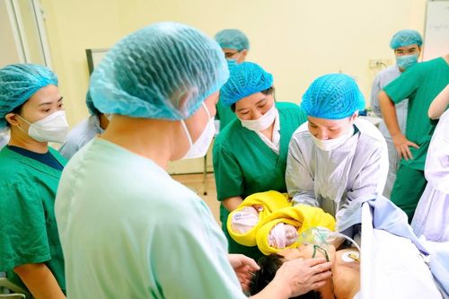 Sản phụ chữa vô sinh 13 năm, bị ung thư vú di căn vẫn nỗ lực giữ thai và sinh đôi thành công