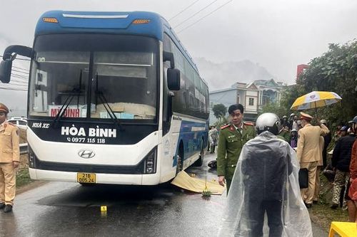 Xe máy va chạm xe khách khiến 1 học sinh tử vong tại chỗ