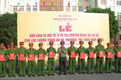 Bàn giao ca nô, xe ôtô chuyên dụng cho Công an xã, thị trấn
