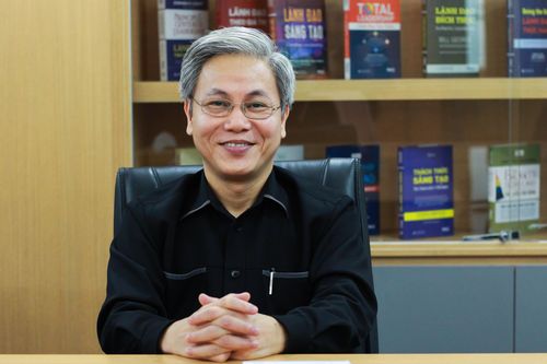 TS Giản Tư Trung: 'Sách là người thầy khai minh'
