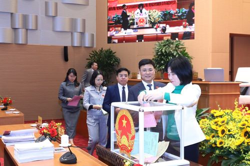 Chủ tịch thành phố Hà Nội được 85% số phiếu tín nhiệm cao