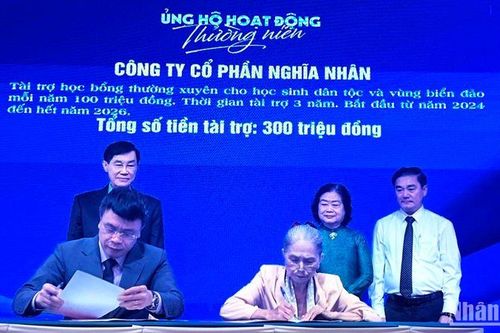 Quỹ Vừ A Dính vận động hơn 77 tỷ đồng chăm lo cho học sinh, sinh viên nghèo