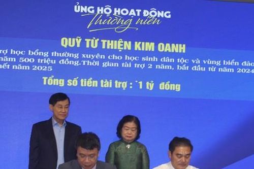 5.000 suất học bổng Vừ A Dính đã được trao cho học sinh, sinh viên dân tộc thiểu số, vùng biển đảo năm 2023