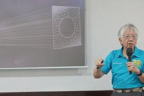 Bạn trẻ TP. HCM thích thú tìm hiểu về hình ảnh lỗ đen vũ trụ