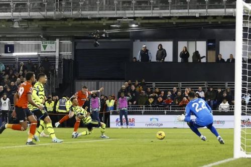 Arsenal xây chắc ngôi đầu nhờ bàn thắng phút 97