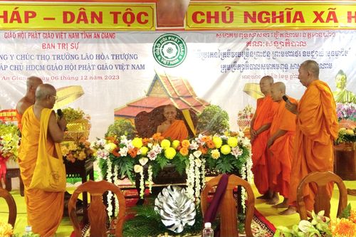 Dâng y chúc thọ trưởng lão hòa thượng Chau Ty