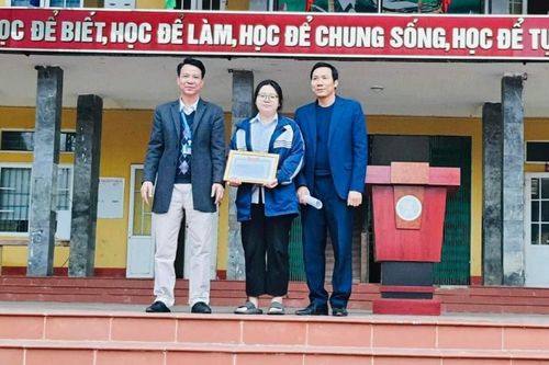 Nữ sinh Phú Thọ trả lại gần 40 triệu đồng cho người đánh rơi