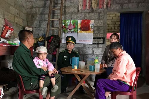 Những người con của bản làng