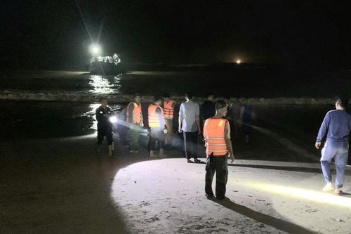 Quảng Bình: Cứu nạn 2 tàu cá mắc cạn tại cửa biển Nhật Lệ