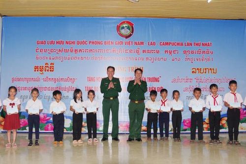 Trao tặng học bổng và bò giống, khám bệnh cho nhân dân 2 bên biên giới Việt Nam - Lào