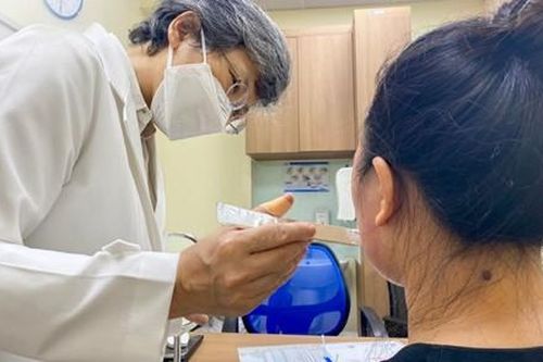 Tái tạo da bằng axit tại nhà, người phụ nữ bị bỏng mặt nghiêm trọng