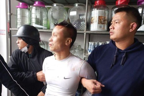 Khống chế đối tượng chửi bới, cầm búa, tuýp sắt cố thủ 1 ngày trên nóc nhà