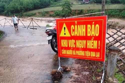 Quảng Ngãi công bố tình huống khẩn cấp về sạt lở núi, bờ sông tại 9 khu vực