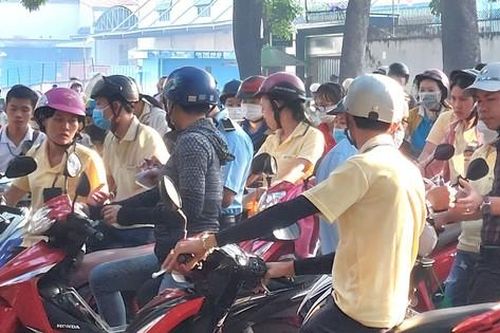Công nhân mong được về quê đón Tết