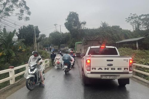 Nữ sinh bị xe khách tông tử vong trên đường đi học